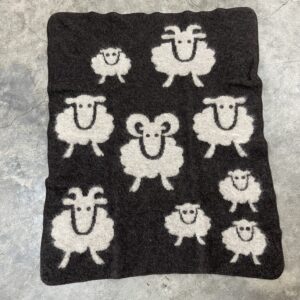 Ljosbrunt-svart.jpeg KRAKKATEPPI Ljósbrúnt/svart